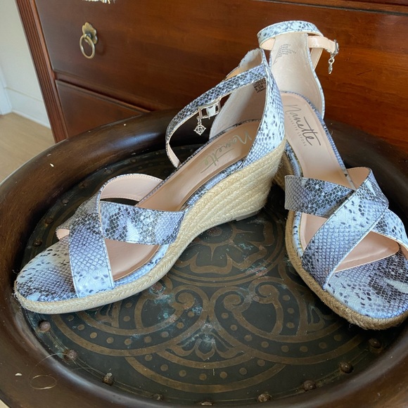 Nanette Lepore espadrilles 9.5M grey, blk & white snakeskin, 3 in wedge heel - Picture 2 of 3